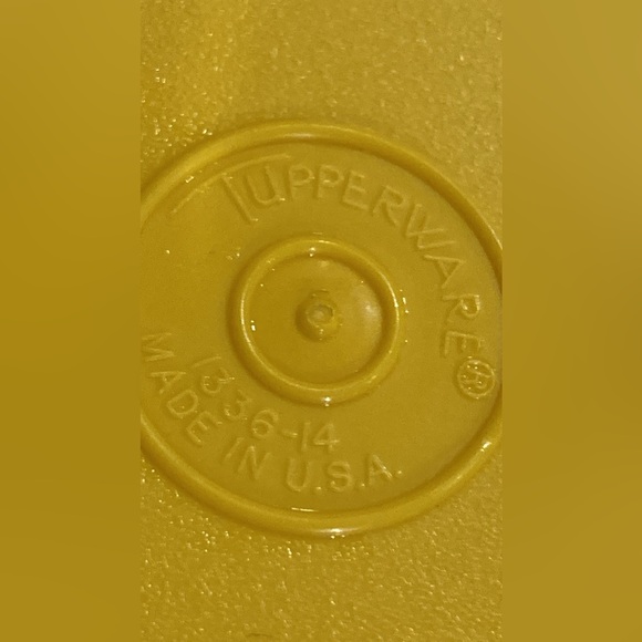 Tupperware vintage  #1336 8” Serv and Stor - Picture 2 of 6